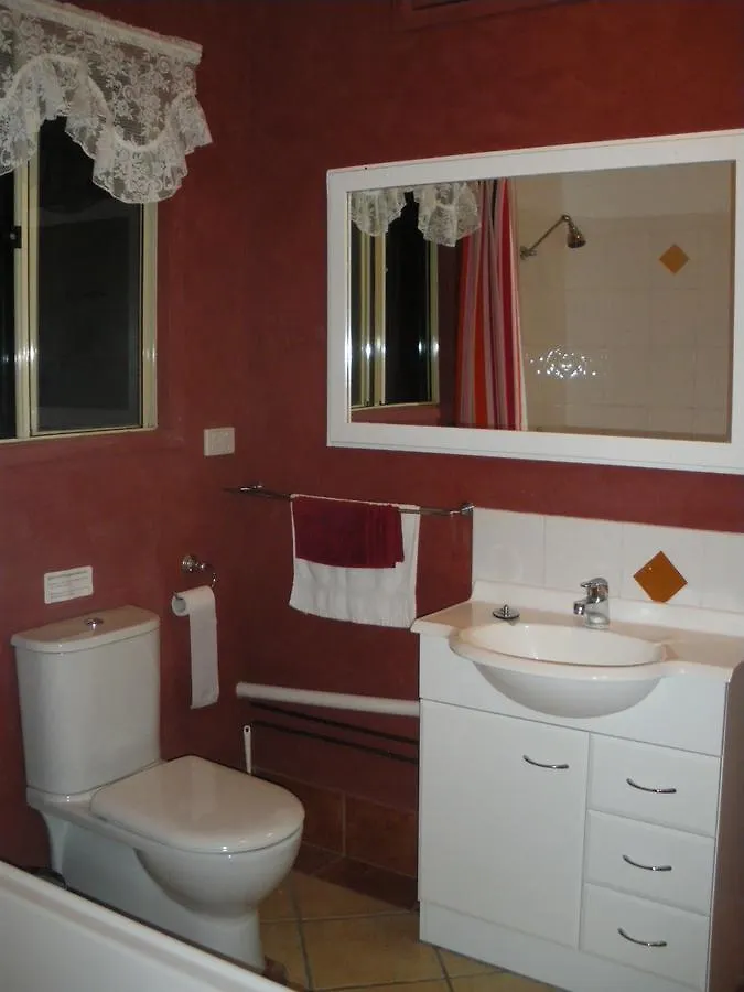 Bobrene On Tamborine Nude Retreat - Quaint Cottage Holiday home